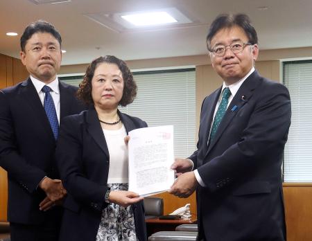 上野厚労相（右）に緊急要請書を手渡す連合の芳野友子会長＝１８日午後、厚労省