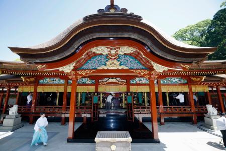 １２４年ぶりの大規模改修を終え、報道陣に公開された太宰府天満宮の「御本殿」＝１８日午前、福岡県太宰府市