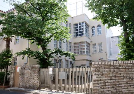 桜蔭中学・高校の校舎=15日、東京都文京区
