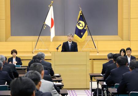 警察庁の会議で訓示する楠芳伸長官（中央）＝１８日午後、東京・霞が関