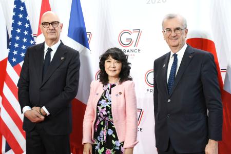 Ｇ７財務相・中央銀行総裁会議で会場入りした片山財務相（中央）。左はフランスのレスキュール経済・財務相＝１８日、パリ（共同）