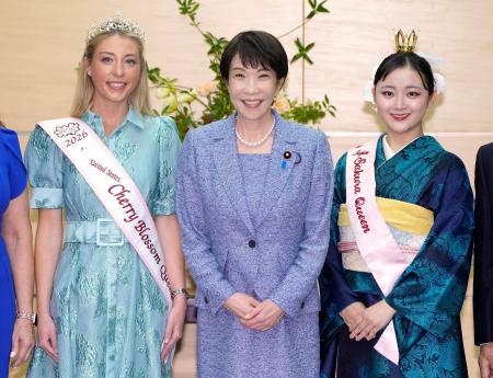 全米さくらの女王のキャロライン・キャンベルさん（左）と面会する高市首相。右は日本さくらの女王の清水悠華さん＝１８日午後、首相官邸