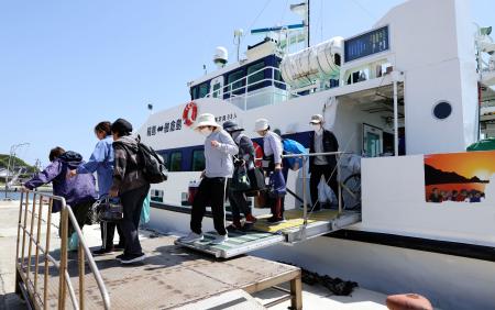定期船で石川県輪島市の舳倉島に到着した島民ら＝１８日午前