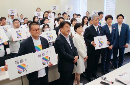 ＬＧＢＴ議連の議員らと同性婚の実現を求める当事者＝１８日午後、国会