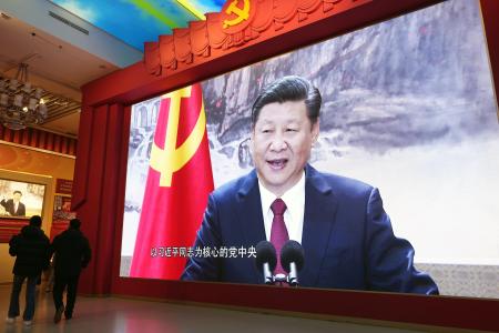 中国人民革命軍事博物館で中国の習近平国家主席を映す大型画面＝２月、北京（共同）
