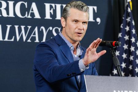 連邦下院選の共和党予備選ヘ向けた選挙集会で応援演説するヘグセス米国防長官＝１８日、米ケンタッキー州ヘブロン（ゲッティ＝共同）