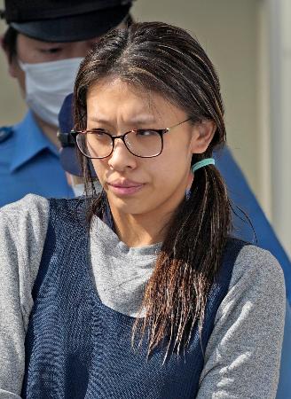 　送検のため栃木県警宇都宮東署を出る竹前美結容疑者＝１９日午前８時２８分