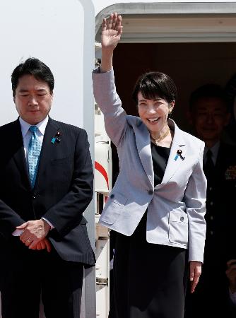 韓国訪問のため羽田空港を出発する高市首相（右）＝１９日午前