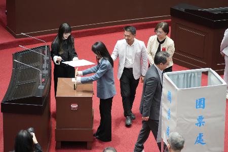 　台湾の立法院（国会）で頼清徳総統の弾劾案に対する投票をする立法委員（議員）ら＝１９日、台北市（共同）