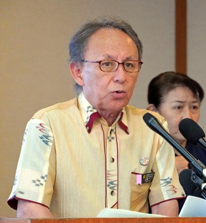 記者会見する沖縄県の玉城デニー知事＝１９日午前、沖縄県庁