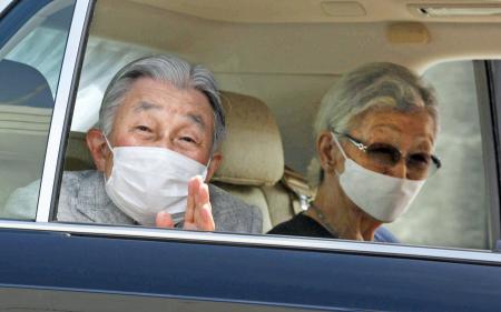 　静養のため葉山御用邸に入られる上皇ご夫妻＝１９日午前、神奈川県葉山町（代表撮影）