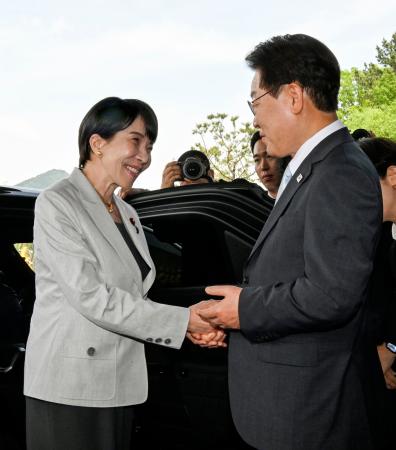 会談を前に、韓国の李在明大統領（右）の出迎えを受ける高市首相＝１９日、韓国・安東（共同）