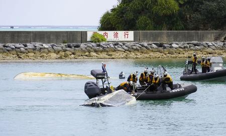 転覆した船２隻をえい航する海上保安庁の職員ら＝３月１６日、沖縄県名護市