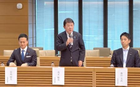 自民、日本維新の会、国民民主３党の「和平調停議員連盟」設立総会であいさつする茂木外相（中央）＝１９日午後、国会