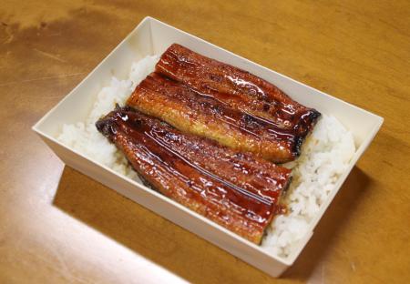 完全養殖ウナギのかば焼き＝１９日午後、農林水産省