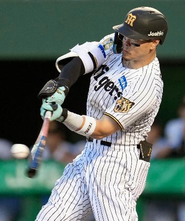 ３回阪神１死一塁、佐藤が右中間に２ランを放つ＝倉敷