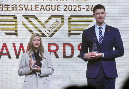 ＳＶリーグの最優秀選手賞に選ばれた佐藤淑乃（左）とドミトリー・ムセルスキー＝１９日、東京都内