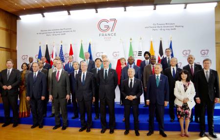 Ｇ７財務相・中央銀行総裁会議の会場で写真に納まる片山財務相（前列右から２人目）ら＝１９日、パリ（共同）