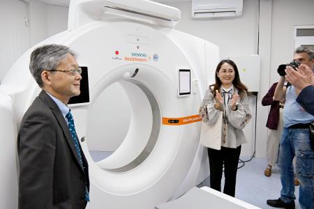 １９日、ウクライナの首都キーウにあるボホモレッツ国立医科大に提供された「ＣＴシミュレーター」（共同）