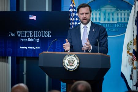 １９日、米ホワイトハウスで記者会見するバンス副大統領（ゲッティ＝共同）