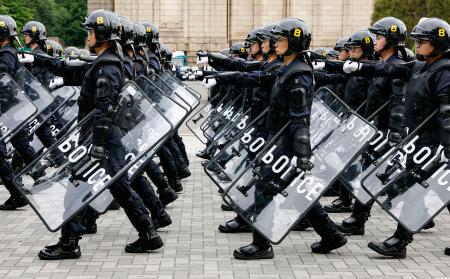 警視庁機動隊の観閲式で行進する隊員＝２０日午前、東京・明治神宮外苑