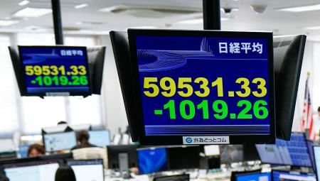 一時６万円を割り込んだ日経平均株価を示すモニター＝２０日午前、東京都港区の外為どっとコム