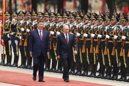 歓迎式典に臨むロシアのプーチン大統領（右）と中国の習近平国家主席＝２０日、北京の人民大会堂（共同）