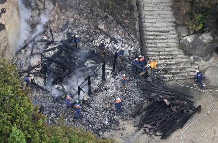 全焼した大聖院の霊火堂＝２０日午後１時３９分、広島県廿日市市（共同通信社ヘリから）