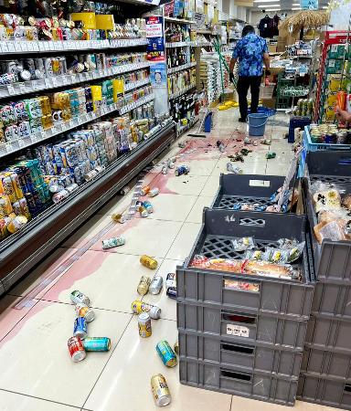 　商品が散乱する鹿児島県与論町内のスーパー＝２０日午後０時３０分ごろ（住民提供）