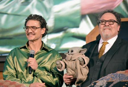 「スター・ウォーズ」の新作映画公開に合わせたイベントに登壇した(左から)ペドロ・パスカル、ジョン・ファブロー監督=東京都港区