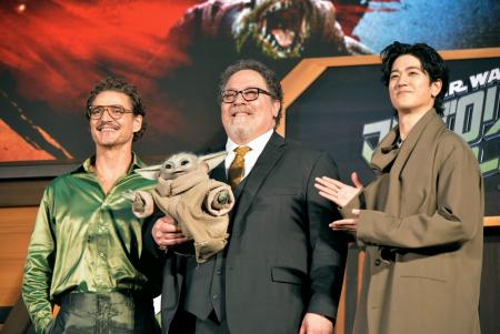 「スター・ウォーズ」の新作映画公開に合わせたイベントに登壇した(左から)ペドロ・パスカル、ジョン・ファブロー監督、中島裕翔=東京都港区