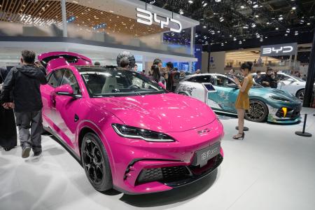 北京国際モーターショーで展示された中国ＢＹＤの電気自動車（ＥＶ）＝４月（共同）