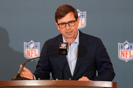 記者会見で発言する国際担当のＮＦＬ幹部、オライリー氏＝１９日（ＡＰ＝共同）