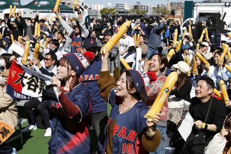 ＷＢＣをパブリックビューイングで観戦するファン＝３月、東京都墨田区