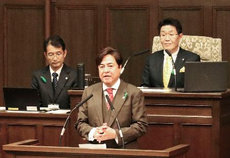大阪府議会で議長に選出された大阪維新の会の西野弘一氏（手前）＝２０日午後