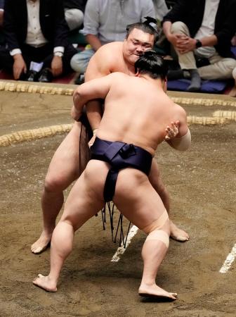 若隆景（手前）を攻める霧島。寄り切りで下す＝両国国技館