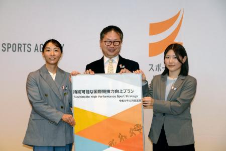 写真に納まる（左から）車いすバスケットボール女子の網本麻里、スポーツ庁の河合純一長官、スノーボード女子の小野光希＝２０日午後、東京都千代田区