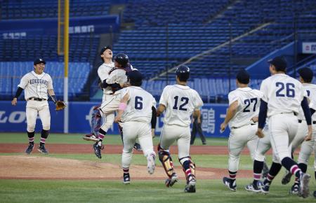 東都大学野球春季リーグで優勝し、喜ぶ国学院大ナイン=神宮