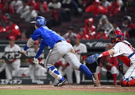 ８回ＤｅＮＡ１死一、三塁、松尾が投手の野選を誘うスクイズを決め勝ち越し。捕手石原＝マツダ