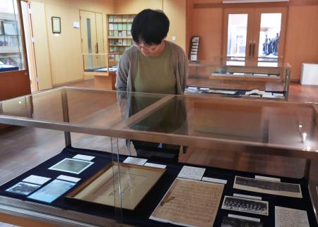 永井隆博士の没後７５年を記念した企画展＝１８日、長崎市