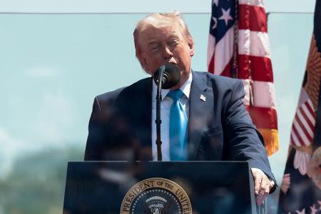 米沿岸警備隊士官学校の卒業式で演説するトランプ大統領=20日、東部コネティカット州ニューロンドン(ロイター=共同)