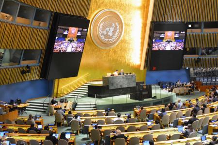 気候変動対策に関する決議案の採決が行われた国連総会＝２０日、ニューヨーク（共同）