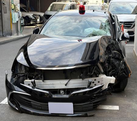 赤色灯を取り付けて覆面パトカーを装い事故を起こした車＝２０日、警視庁練馬署
