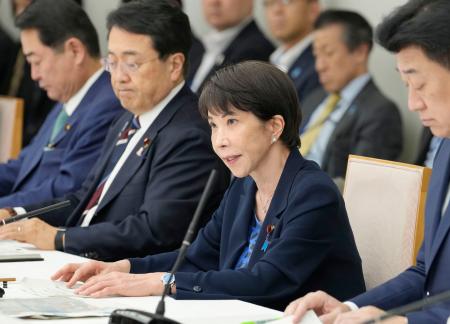 中東情勢悪化への対応を話し合う閣僚会議で発言する高市首相＝２１日午後、首相官邸