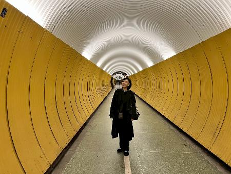 　ストックホルム中心地にあるトンネル内を歩く川上麻衣子さん＝２０２２年（提供写真）