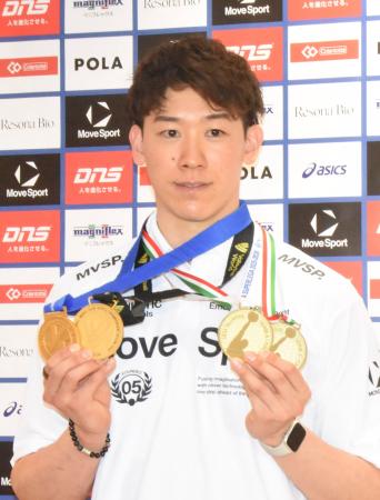 バレーボール男子イタリア1部リーグ、ペルージャで獲得したメダルを手にポーズをとる石川祐希=21日、羽田空港
