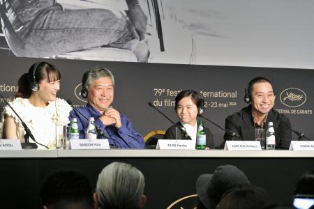 第79回カンヌ国際映画祭で記者会見する(左から)綾瀬はるか、是枝裕和監督、☆(桑の又がそれぞれ十)木里夢、大悟=フランス・カンヌ(共同)