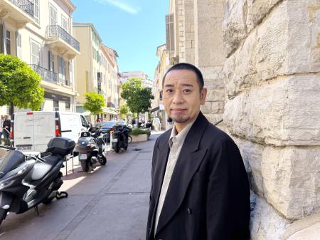 カンヌ国際映画祭の会場近くの街角に立つ大悟=フランス・カンヌ(共同)