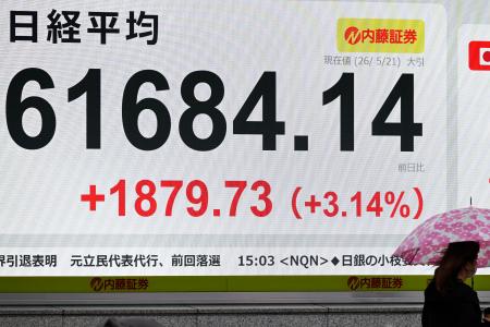 日経平均株価の終値を示すモニター＝２１日午後、東京都中央区