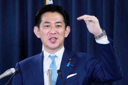 記者会見する自民党の小林政調会長＝２１日午後、東京・永田町の党本部